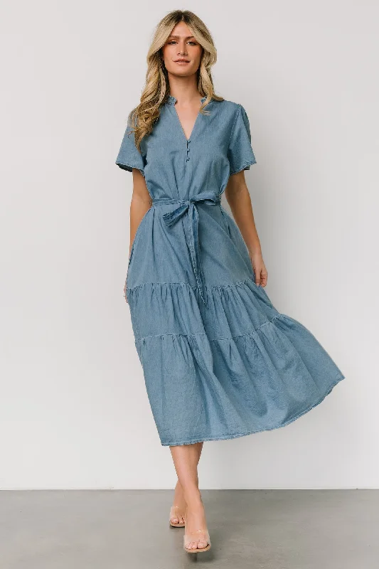 Midi dresses with polka dot prints for a playful summer outfit Lisa Midi Dress | Chambray Midi dresses with polka dot prints for a playful summer outfit Lisa Midi Dress | Chambray
