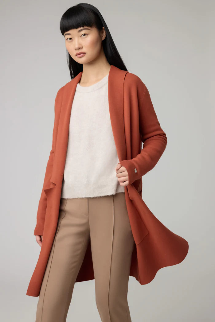 Women's cropped down jackets in bold colors for a sporty and fashionable winter outfitCopper Benela Women's cropped down jackets in bold colors for a sporty and fashionable winter outfitCopper Benela