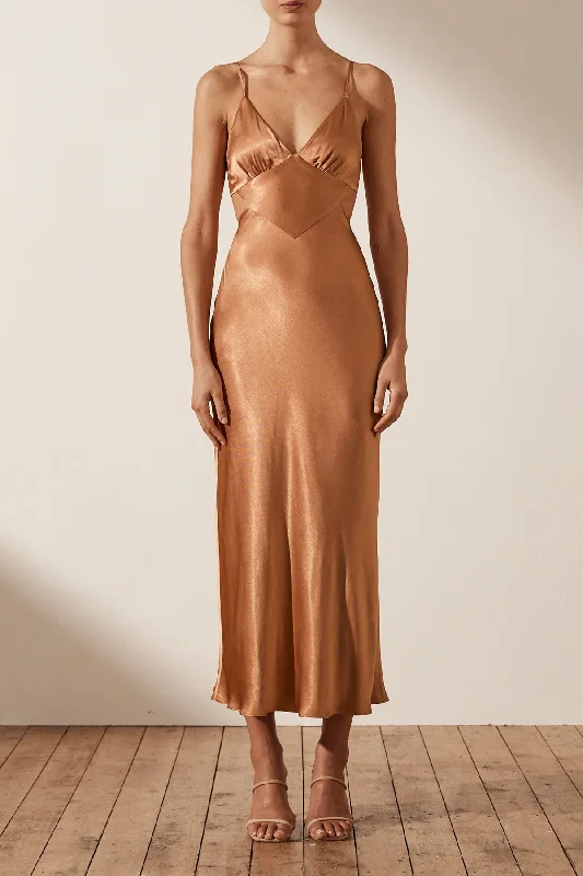Plus Size Women Dress with a Flattering A - Line Cut for Comfort and StyleLA LUNE BACKLESS MIDI DRESS - COPPER Plus Size Women Dress with a Flattering A - Line Cut for Comfort and StyleLA LUNE BACKLESS MIDI DRESS - COPPER