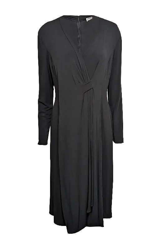 Halter Neck Women Dress to Show Off the Shoulders and Neckline Halter Neck Women Dress to Show Off the Shoulders and Neckline Armani Collezioni - Black V-Neckline Long Sleeve Dress Sz 16 Halter Neck Women Dress to Show Off the Shoulders and Neckline Halter Neck Women Dress to Show Off the Shoulders and Neckline Armani Collezioni - Black V-Neckline Long Sleeve Dress Sz 16