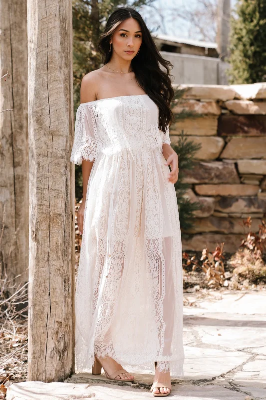 Maxi dresses with a gathered skirt for a voluminous and dramatic effectCaroline Lace Maxi Dress | Off White Maxi dresses with a gathered skirt for a voluminous and dramatic effectCaroline Lace Maxi Dress | Off White