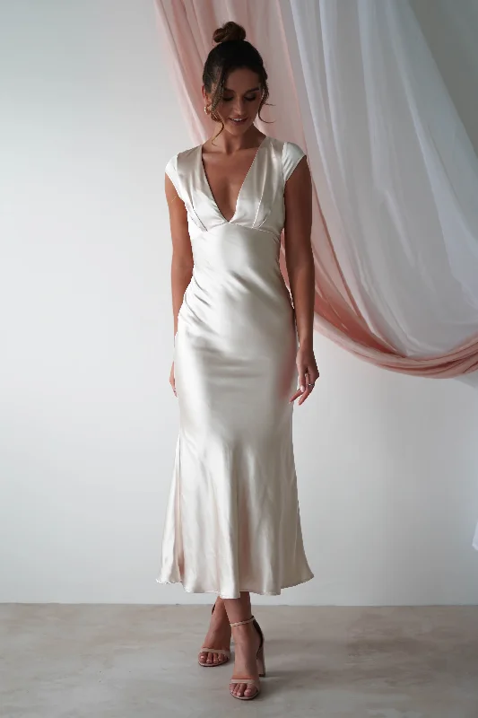 Maxi dresses with a paisley print for a classic and elegant styleNellie Soft Satin Midaxi Dress | Champagne Maxi dresses with a paisley print for a classic and elegant styleNellie Soft Satin Midaxi Dress | Champagne