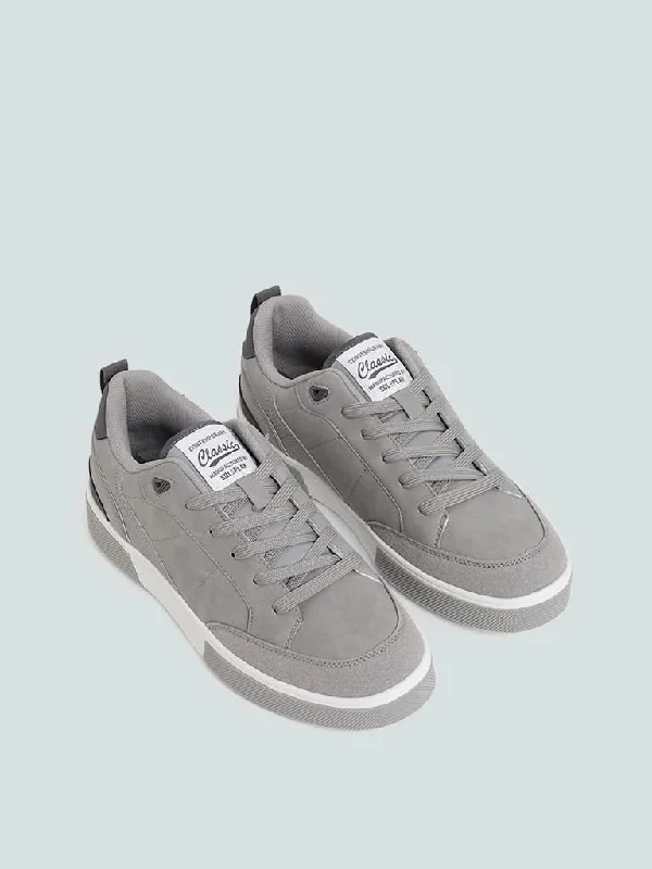 Women's denim shorts - style pants Light - wash women jeans for a fresh and summery appearance SOLEPLAY Dark Grey Bumper Sneakers Women's denim shorts - style pants Light - wash women jeans for a fresh and summery appearance SOLEPLAY Dark Grey Bumper Sneakers