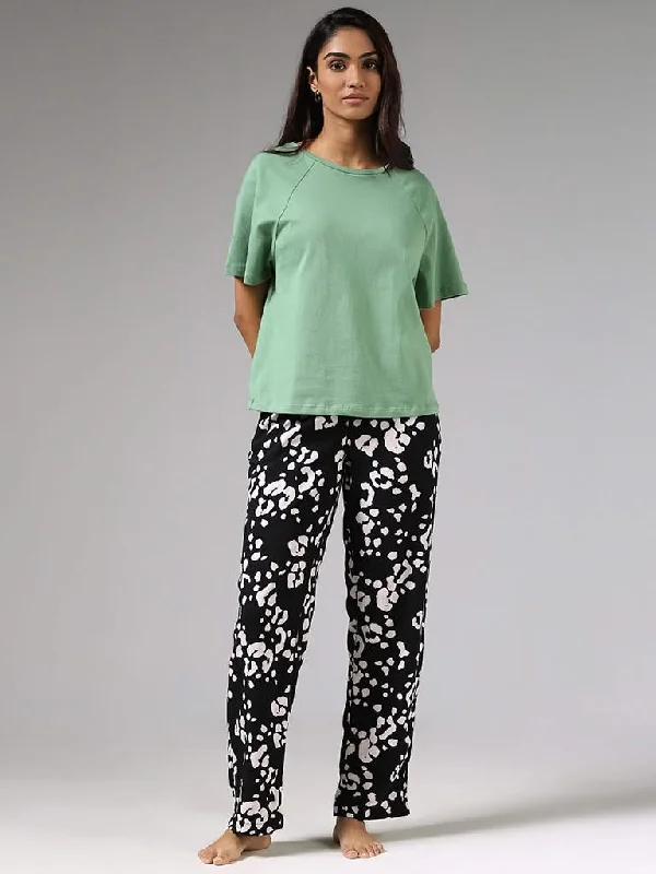 Women's low - rise denim pants Distressed women jeans for a trendy and edgy look Wunderlove Black Animal Printed Pyjamas Women's low - rise denim pants Distressed women jeans for a trendy and edgy look Wunderlove Black Animal Printed Pyjamas
