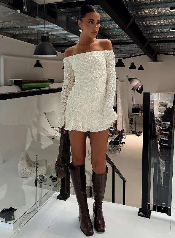 Mini dresses with pocket details for added functionalityVancesca Long Sleeve Mini Dress Cream Mini dresses with pocket details for added functionalityVancesca Long Sleeve Mini Dress Cream