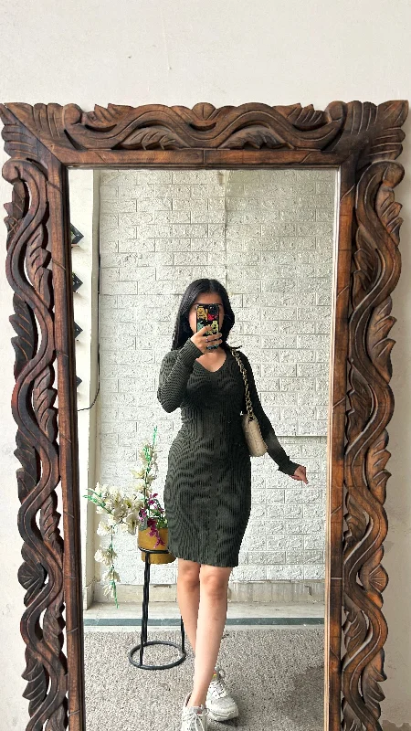 Bodycon dress with a lace - up front​Cute dress 32-34 bust/l:32