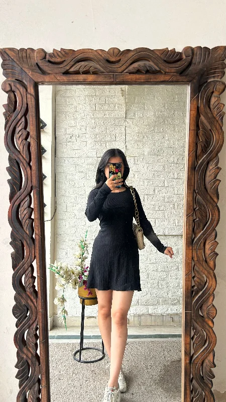 Bodycon dress with a cold - shoulder design​Cute dress 32 bust/l:32