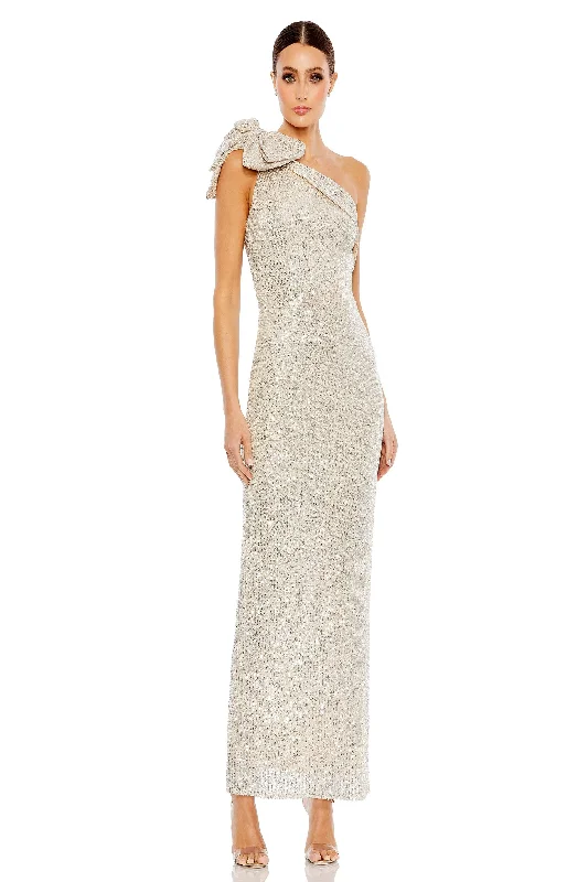 Formal dresses with halter necks and lace - up backs for a stylish promMac Duggal 11283 Formal dresses with halter necks and lace - up backs for a stylish promMac Duggal 11283